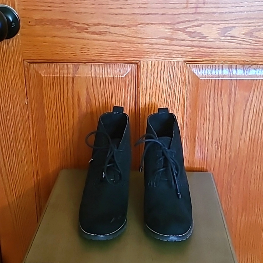 Authentic American Heritage So, 8 med, black wedge booties